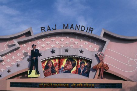 Téléchargez les photos : Lieu de visite de la ville, théâtre Raj mandir, Jaipur, Rajasthan, Inde, Asie - en image libre de droit
