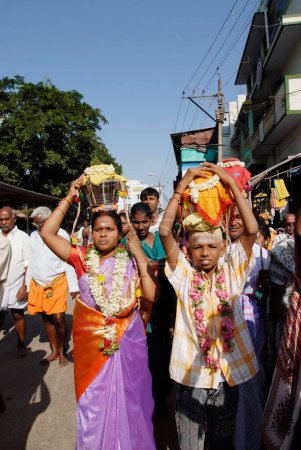 Téléchargez les photos : Theertha Kavadi, Agni Nakshatram est une période la plus chaude de 14 jours de l'année, à Kodumudi fervents dévots recueillir l'eau de la rivière Cauvery dans les kavadis à Palani pour abhishekam de la divinité, majestueuse procession giri vidhi ronde, Tamil Nadu, Inde - en image libre de droit
