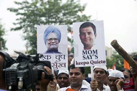Foto de Anna Hazare Patrocinadores con carteles en ramlila maidan Nueva Delhi India Asia - Imagen libre de derechos