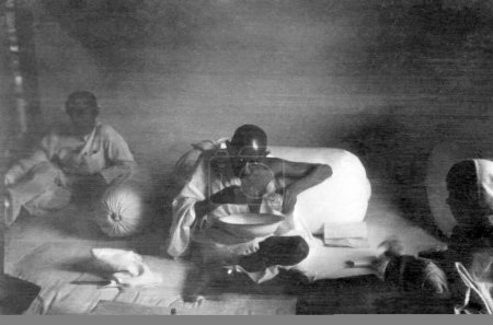 Foto de Mahatma Gandhi lavándose la boca, 1942, India - Imagen libre de derechos
