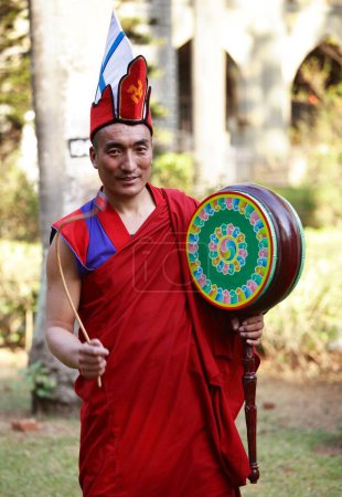 Téléchargez les photos : Musicien tibétain coloré en costumes traditionnels - en image libre de droit