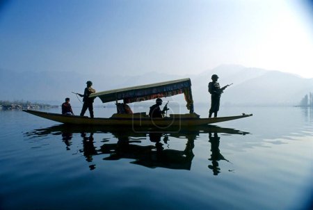 Téléchargez les photos : Sécurité au lac dal ; srinagar ; jammu et Cachemire ; Inde - en image libre de droit