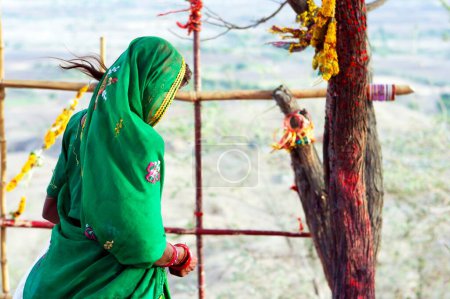 Téléchargez les photos : Dame dans un sari vert sur une colline temple chotila, Rajkot, Gujarat, Inde - en image libre de droit