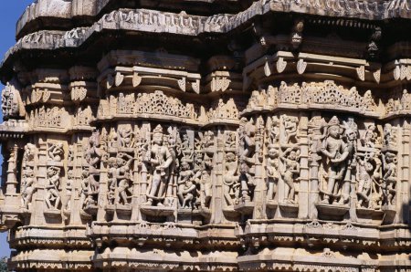 Téléchargez les photos : Bande de course délicatement sculptée de divinités solaires, temple Surya Sun, Ranakpur, Rajasthan, Inde - en image libre de droit