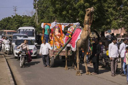 Téléchargez les photos : Chariot de chameau portant la statue ganesh, Kutch, Gujrat, Inde, Asie - en image libre de droit