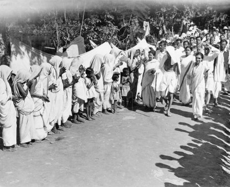 Foto de Mahatma Gandhi con su nieta Abha (izquierda) y su médico, el Dr. Sushila Nayar (derecha) durante su marcha por la paz en Bihar, India, noviembre 1946 - Imagen libre de derechos