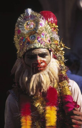 Foto de Primer plano del hombre vestido como Hanuman en la feria de pushkar, Rajasthan, India - Imagen libre de derechos