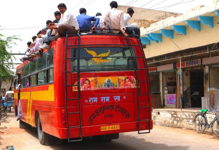 Téléchargez les photos : Navetteurs assis sur le dessus du bus, Fatehpur Shekhavati, Rajasthan, Inde - en image libre de droit