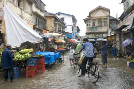 Téléchargez les photos : Fortes pluies et marketing dans les magasins sur route inondée à Bandra Lane, Bombay Mumbai, Maharashtra, Inde - en image libre de droit