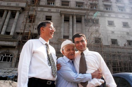Foto de Constructor Niranjan Hiranandani con el padre Dr L H Hiranandani abrazo nieto Darshan en el sitio del hospital en Powai, Bombay Mumbai, Maharashtra, India - Imagen libre de derechos
