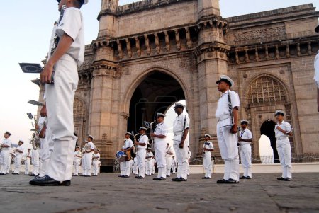 Foto de Banda musical de la Marina de la India realiza retiro batiendo en Gateway de la India en Bombay ahora Mumbai; Maharashtra; India - Imagen libre de derechos