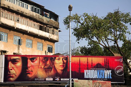 Téléchargez les photos : Affiche du film pakistanais Khuda Kay Liye au Tardeo Chowk circle, Bombay maintenant Mumbai, Maharashtra, Inde - en image libre de droit