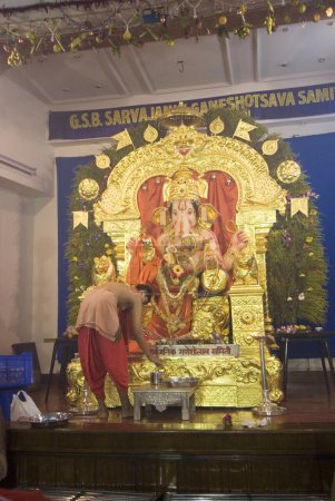 Téléchargez les photos : Idole du seigneur ganesh éléphant tête dieu ; Festival Ganesh Ganpati ; Bombay maintenant Mumbai ; Maharashtra ; Inde - en image libre de droit