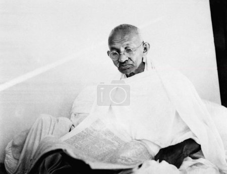 Téléchargez les photos : Mahatma Gandhi journal de lecture, 1940, Inde - en image libre de droit