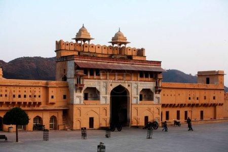 Téléchargez les photos : Porte voûtée du fort Ambre ou Amer construite en 1592 ; Jaipur ; Rajasthan ; Inde - en image libre de droit