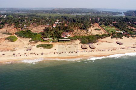 Foto de Una vista aérea de la playa Sinquerim de Goa, India - Imagen libre de derechos