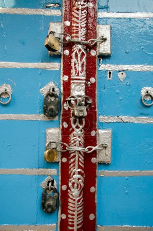 Foto de Cerraduras en la puerta de madera Bikaner Rajasthan India Asia - Imagen libre de derechos
