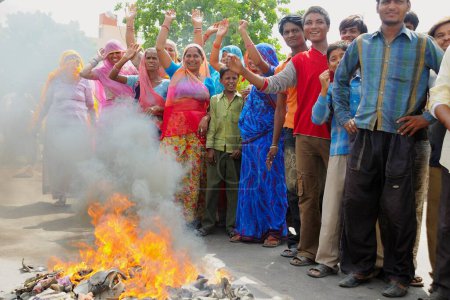 Téléchargez les photos : Tirer des déchets sur les gens de la route protestant pour l'approvisionnement en eau, Jodhpur, Rajasthan, Inde - en image libre de droit