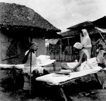 Foto de Mahatma Gandhi con Jamnalal Bajaj y Rajkumari Amrit Kaur en Sevagram Ashram, 1942 - Imagen libre de derechos