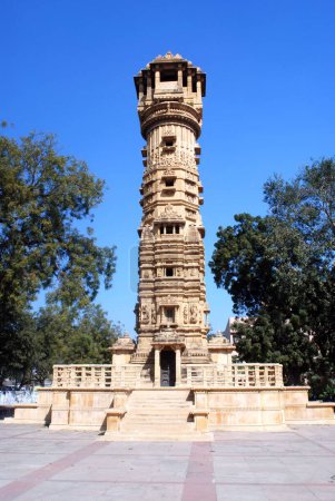 Foto de Torre Stambh en el templo Hatheesing Jain; Ahmedabad; Gujarat; India - Imagen libre de derechos
