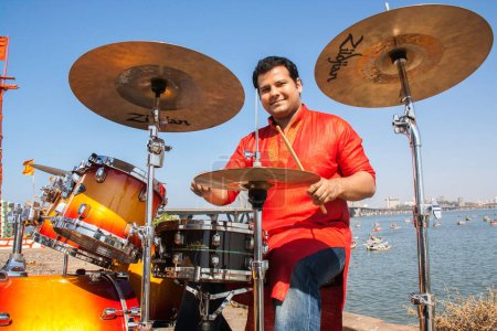 Foto de Gino banks jugando zildjian y drums worli dadar mumbai maharashtra India Asia - Imagen libre de derechos