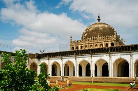 Téléchargez les photos : Architecture islamique Jama Masjid construite par Ali Adil Shas I en 1557-1580 ; Bijapur ; Karnataka ; Inde - en image libre de droit