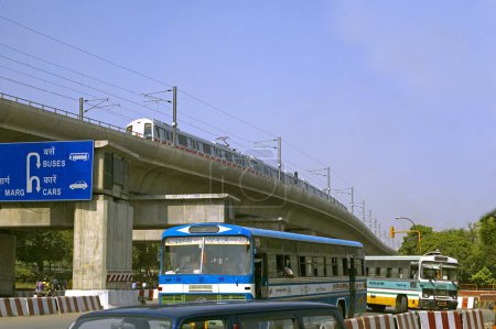 Metro Rail, in der Nähe von Tishajari, Delhi, Indien