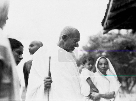 Foto de Mahatma Gandhi con Kashibehn Gandhi esposa de Mahatma Gandhis sobrino Chaganlal, que está sosteniendo a su nieto Sharad, Lilavatibehn y otros en Sevagram Ashram, 1940 - Imagen libre de derechos