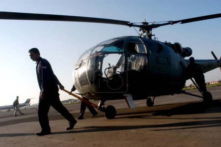 Téléchargez les photos : Hélicoptère de l'armée de l'air indienne Z 407 remorqué par les travailleurs de l'aéroport, l'aéroport international Sahar maintenant Chhatrapati Shivaji aéroport international de Mumbai, Maharashtra, Inde - en image libre de droit