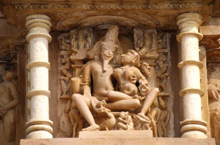 Foto de Estatuas en el templo chitragupta, khajuraho, madhya pradesh, India - Imagen libre de derechos