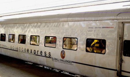 Foto de Tren de ciencia también llamado ciencia expresa estacionado en la estación VT de Bombay ahora Mumbai; Maharashtra; India - Imagen libre de derechos