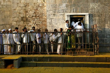 Téléchargez les photos : Des dévots en file d'attente pour entrer dans le temple du darshan du seigneur Khandoba au célèbre temple Jejuri, pune, Maharashtra, Inde - en image libre de droit
