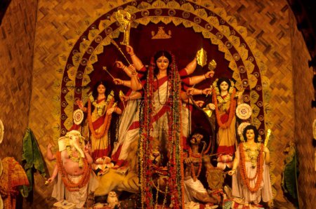 Foto de Durga Puja Homenaje a la Diosa Madre durante los nueve días de procesión del Festival Navaratri - Imagen libre de derechos