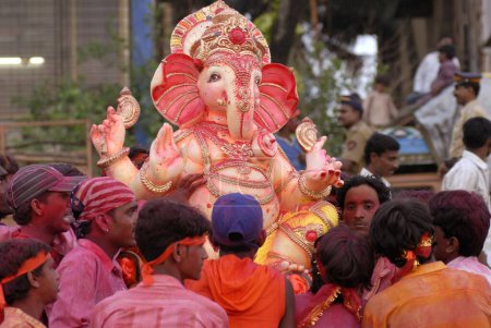 Téléchargez les photos : Immersion d'Idol de Lord Ganesh ganpati près de la plage de Dadar Mumbai Bombay ; Maharashtra ; Inde - en image libre de droit