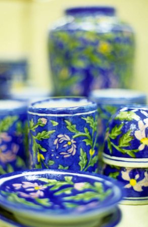 Téléchargez les photos : Set de poterie avec décoration florale - en image libre de droit