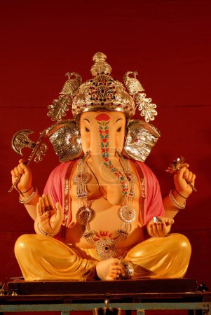 Téléchargez les photos : Idole du Seigneur Ganesh ganpati avec couronne de paon en or et pierres précieuses pendant le Festival Ganesh ; Pune ; Maharashtra ; Inde - en image libre de droit