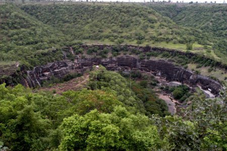 Foto de Vista aérea de las cuevas de Ajanta, declaradas Patrimonio de la Humanidad por la UNESCO, en Maharashtra; India - Imagen libre de derechos