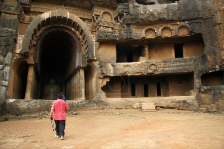 Téléchargez les photos : Touriste au lieu patrimonial indien appelé grottes Bhaja entrant dans la salle Chitya construit sous le règne du roi Ashoka ; Lonavala ; Maharashtra ; Inde - en image libre de droit