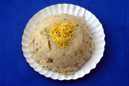 Foto de Upma; Desayuno popular en el sur de la India principalmente en Udipi Hotel hecho de harina de trigo granular; aceite; Chile verde; Mostaza; Cilantro y coco; Pune; Maharashtra; India - Imagen libre de derechos