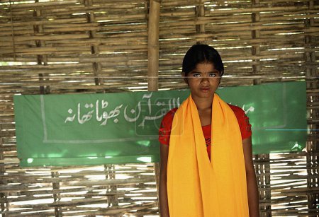 Téléchargez les photos : Jeune fille debout, Programme d'éducation des filles, ONG Fondation Azad Inde, Kishanganj, Bihar, Inde - en image libre de droit