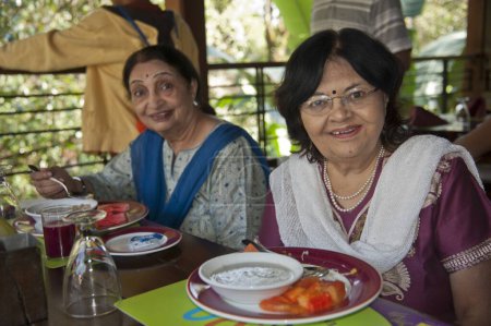 Foto de Las mujeres desayunando, mahindra resort, coorg, Karnataka, india, asia - Imagen libre de derechos