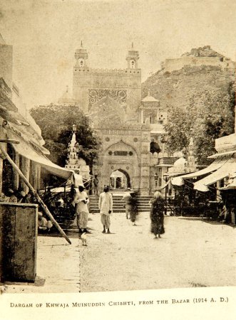 Téléchargez les photos : Ancienne image du dargah de khwaja mu-in-ud-din chisti du bazar en 1914 A.D ; Ajmer ; Rajasthan ; Inde - en image libre de droit