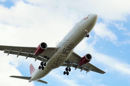 Téléchargez les photos : Avion Virgin Atlantic Airlines atterrissant à l'aéroport de Heathrow, Londres, Royaume-Uni - en image libre de droit