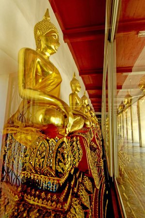 Wat Phra Chetuphon monastère roi Rama un Chakri dynastie 16ème siècle plus grand temple en Thaïlande ; Bouddhas assis à l'intérieur du verre ; Thaïlande ; Asie du Sud-Est 
