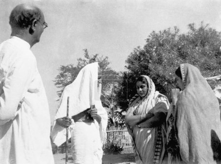 Téléchargez les photos : Mahadev Desai, Mahatma Gandhi et satyagrahi femmes du Pendjab à l'Ashram de Sevagram, 1941 - en image libre de droit