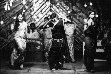 Téléchargez les photos : Artiste lavani, danse traditionnelle, Modnib, Maharashtra, Inde - en image libre de droit