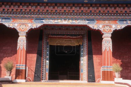 Exterior de Shechen Tennyi Dargyeling en Bodh Gaya, Bihar, India, Asia