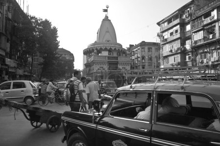 Téléchargez les photos : Goldeo shanker temple at street sardar vallabhbhai patel road ; Ladiwala Chowk ; Bombay Mumbai ; Maharashtra ; India 22-December-2009 - en image libre de droit