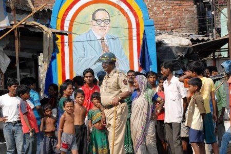 Téléchargez les photos : La communauté dalit sort dans les rues de Chembur après que la communauté dalit ait eu recours à des manifestations violentes, Bombay maintenant Mumbai, Maharashtra, Inde - en image libre de droit