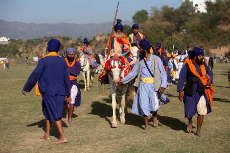Téléchargez les photos : Guerriers nihangs ou sikhs pendant la célébration de la mohalla hola à Anandpur sahib dans le district de Rupnagar, Punjab, Inde - en image libre de droit